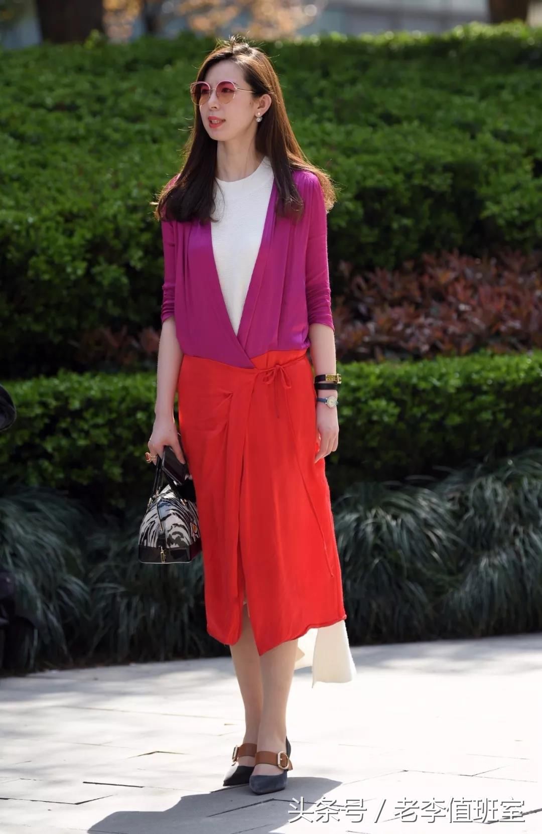 街拍:走路时衣衫飘动明艳动人的性感气质红裙美女