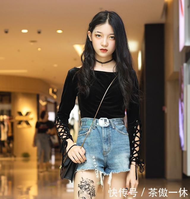  10小姐姐■街拍：美瞳的小姐姐好看的项圈，透明小皮带太时尚了