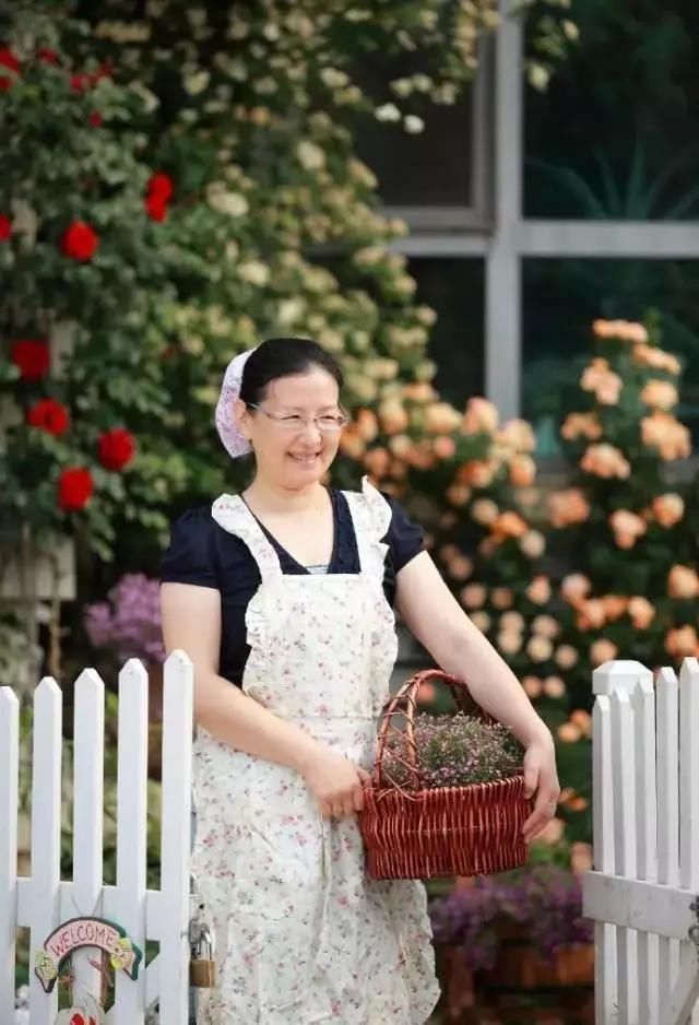  小院：不争朝夕，只闻花香，她花费12年缔造了一座繁花小院