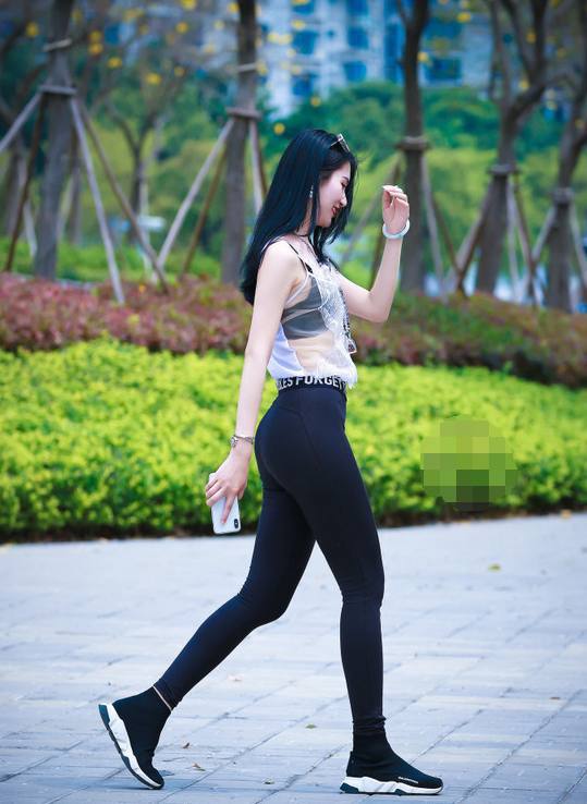 街拍：个性十足气质显眼的小姐姐，美丽动人很不一样！