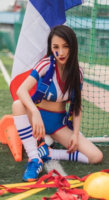 足球小姐姐紧身衣包裹火辣身材勾勒迷人曲线，谁是最美的那朵鲜花