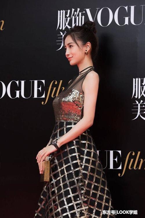 杨颖身材越来越好了，亮片裙惊艳全场，网友：说她18岁都信