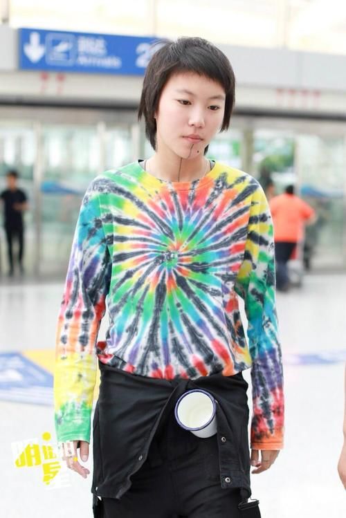 窦靖童又把80年代的搪瓷杯挂腰上凹造型，网友：得亏她妈是王菲