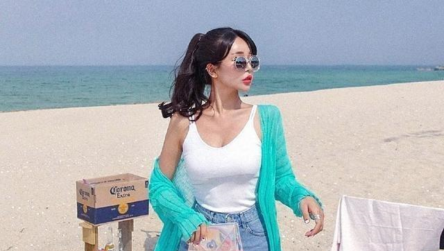 牛仔裤美女充满优雅范，让人禁不住看了好几遍！