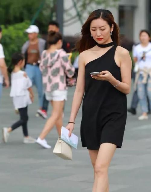  『气质』街拍：沉鱼落雁的小姐姐，一条黑色的连衣裙，时尚女神气质风范