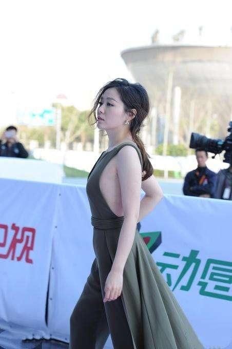 张靓颖真敢穿！为秀美背乳贴都露了，网友：这尺度柳岩都自愧不如