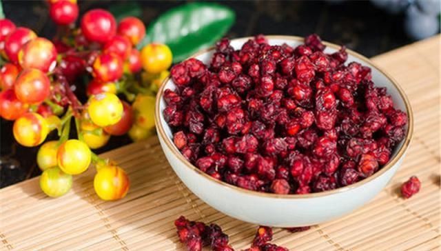  【果实】靠风吹就能授粉，果实酷似葡萄，农民种植拿它泡水喝