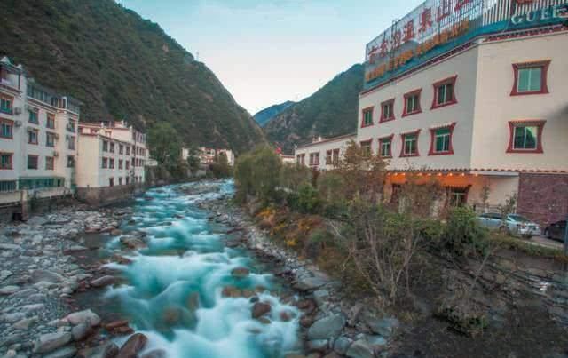  「叫板」四川敢叫板九寨沟和稻城亚丁的小城，美得惊人却很低调