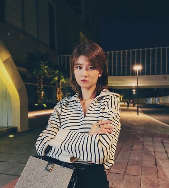  条纹衫@经典不过时的小黑裙,高级感十足,你学会了吗?