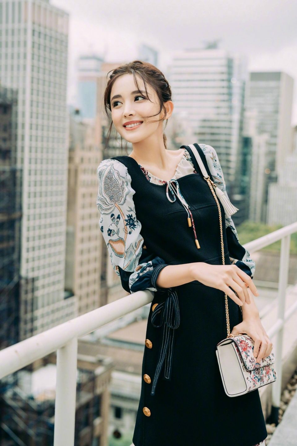 古力娜扎竟一下穿两条连衣裙，还这么瘦，网友:我一条都hold不住