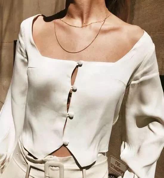  「值得」今夏最值得入手的时尚单品小方领，显瘦还显脸小！