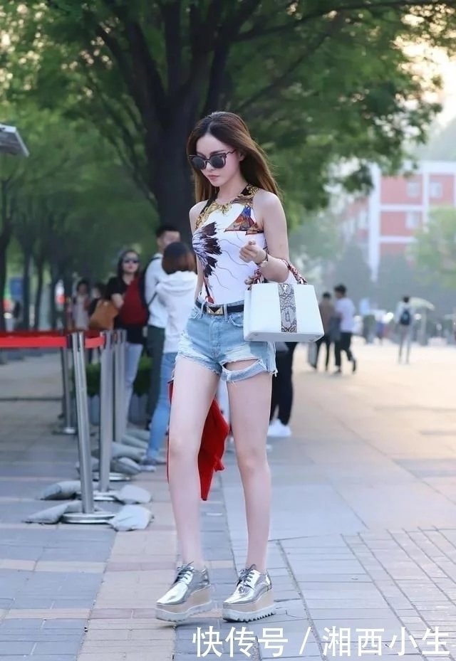 摄影：都市街头边的高挑美女，清凉的装扮很耐看！