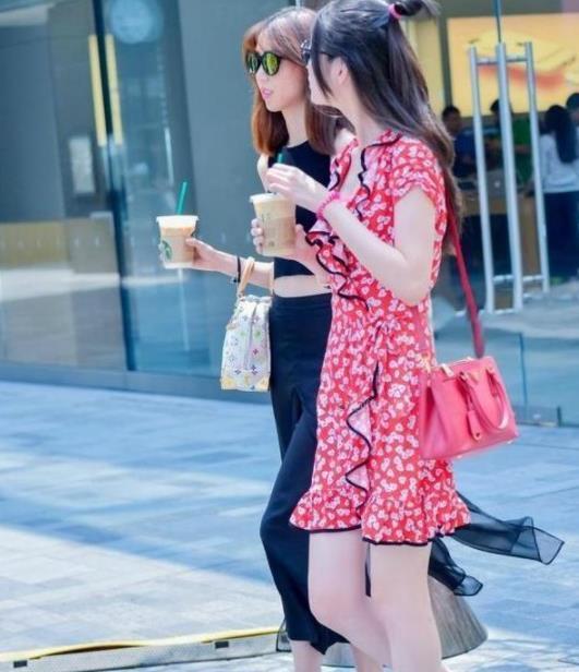  蕾丝：街拍：身材苗条的少女，一条白色蕾丝紧身裙，尽显熟女风采