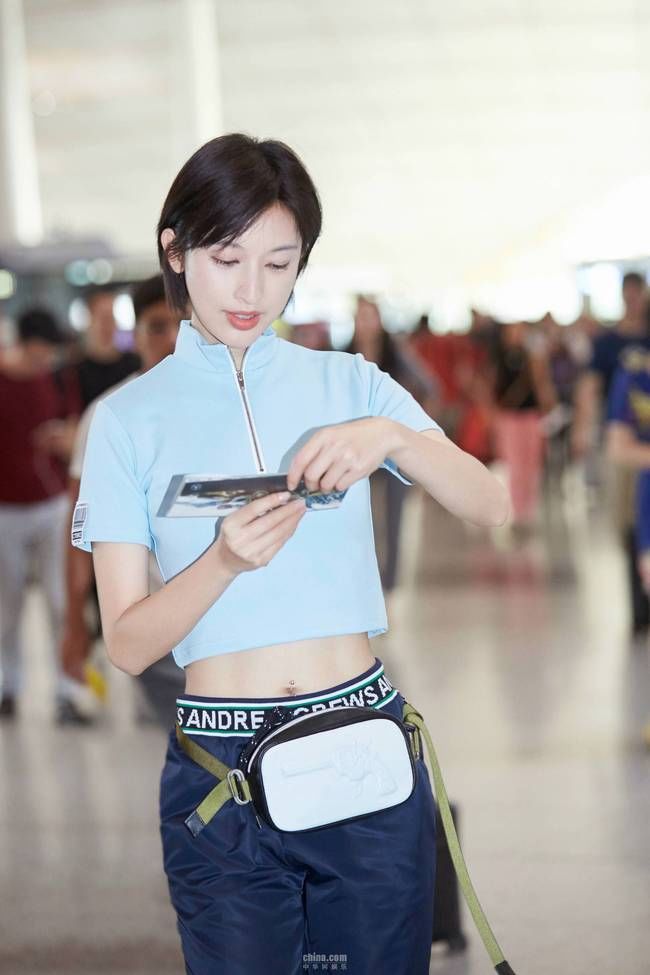 张俪脸变圆润吃胖了?露脐运动装但A4腰和长腿依然在