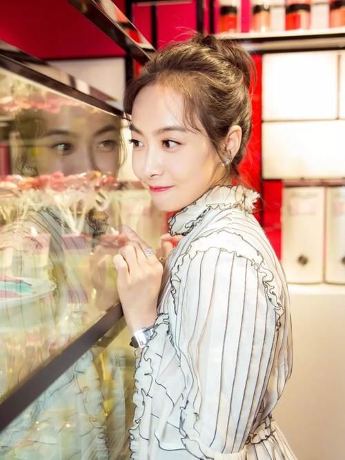 ⊙ 清爽又好看！倪妮娜扎刘亦菲夏天都在梳这个发型！