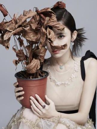 古力娜扎就穿一层薄纱？复古连衣裙撞上羽毛鞋，网友：真敢穿！