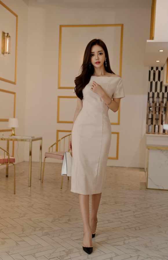 女神孙允珠，苦杏白果淡色立体森系连衣裙