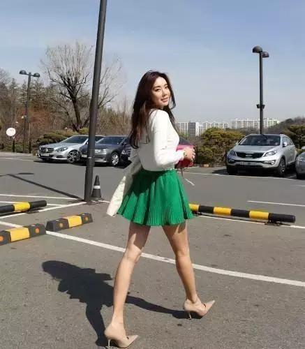 小姐姐穿了件绿色的百褶短裙，一颦一笑动人心魄