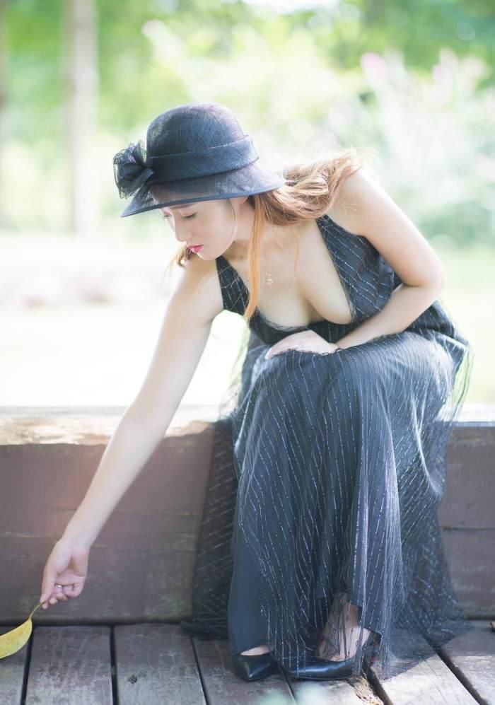 深圳街拍 美女短裤和短裙 凸显了女神婀娜多姿的好身材 好喜欢!