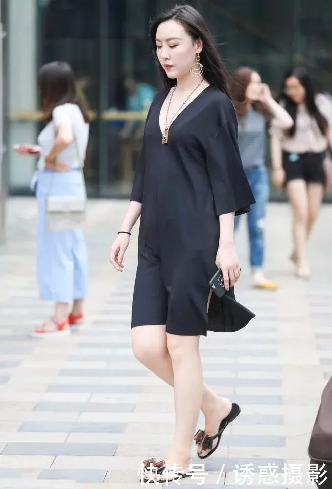 胸前戴佛牌的风韵小姐姐,一件黑色宽松短裙身材风韵,熟女气质更