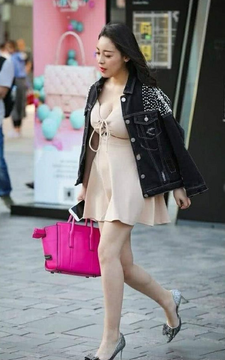 路人街拍：5位时尚靓丽的裙装小姐姐，谁的装扮更有魅力？