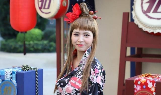 #小花#TVB小花主持新节目收起傲人身材 男搭档接受访问时直呼不过瘾