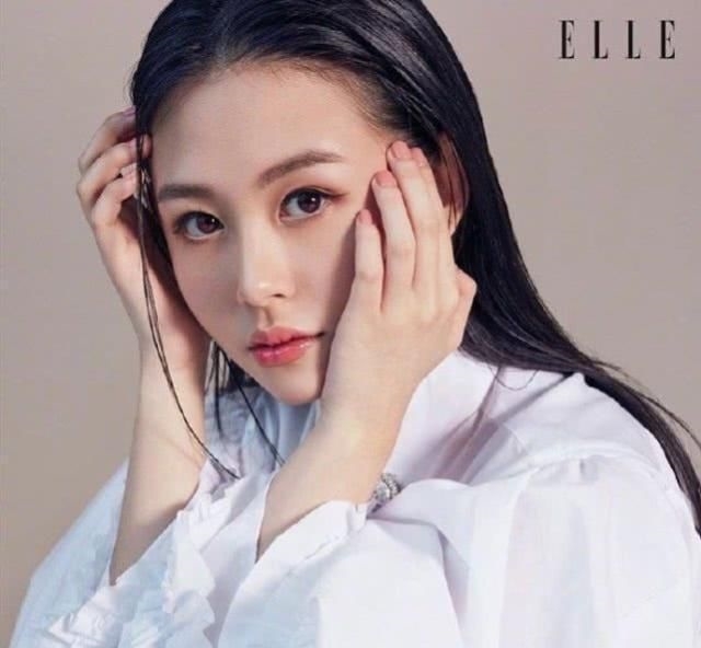  『杂志』邱淑贞大女儿沈月杂志封面大片曝光，颜值颇高，遗传妈妈的好基因
