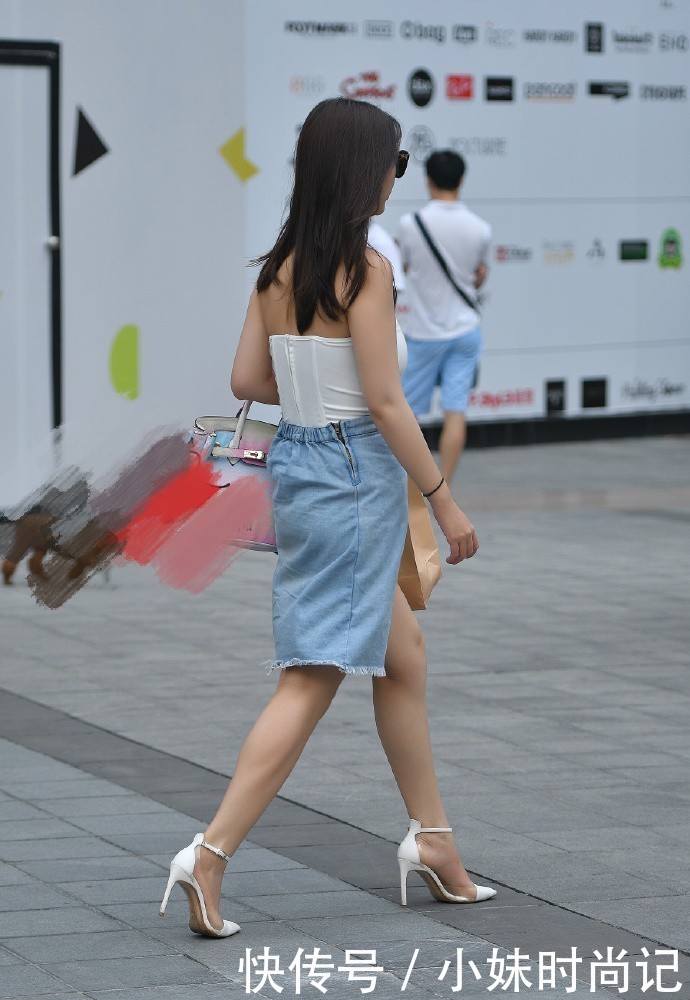  #美女#美女穿衣图省事, 牛仔布做裙子, 想象力“丰富”
