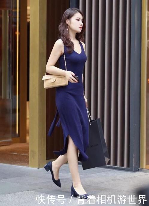 街拍：小姐姐丰满的身材，配上牛仔裤，美极了