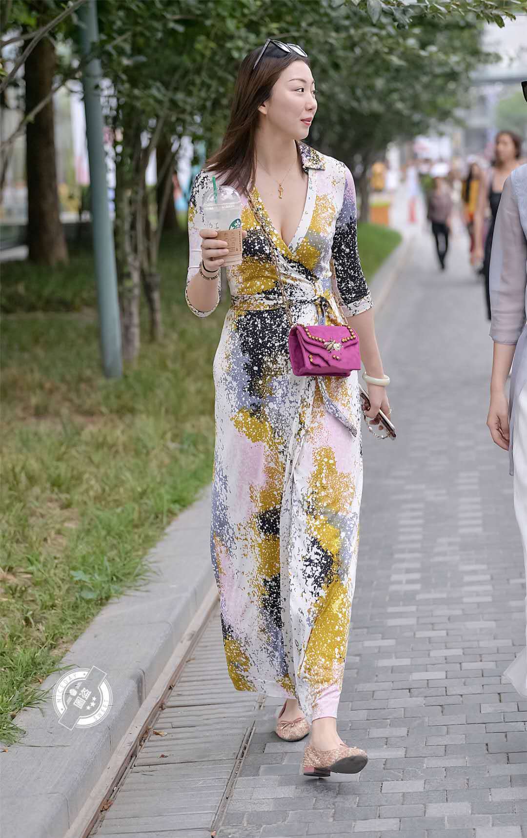 街拍：美女性感印花开叉裙，穿上拉风又晒不黑