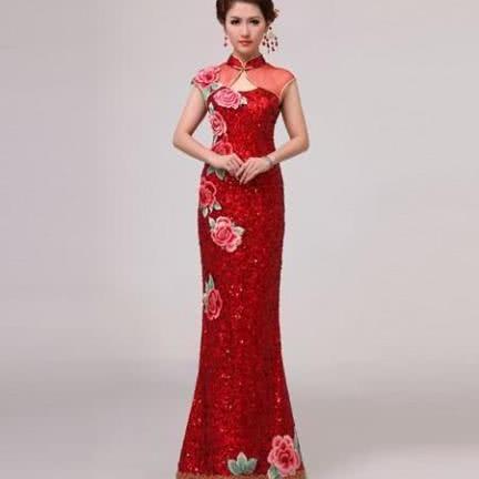 这样一款中式的旗袍婚服，让你的婚礼增添上一抹中国红！