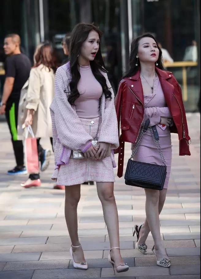 街拍：样子乖巧可人，个高丰满的高挑性感美女