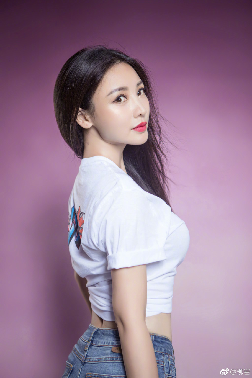 37岁柳岩厉害了!仅仅换了个发型就显小10岁,网友:她的胸是亮点