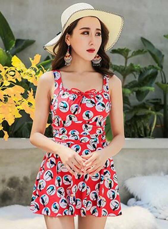 时尚可人的泳衣美女，展现出婀娜多姿的身姿，释放迷人的女人味！