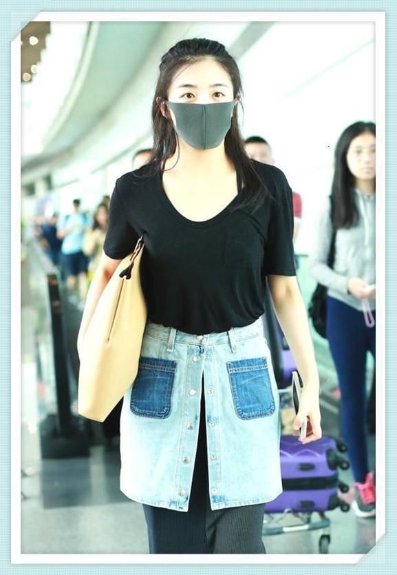 张含韵的时尚真难懂！不仅在长裙外套条短裙，还把袜子当鞋子穿！