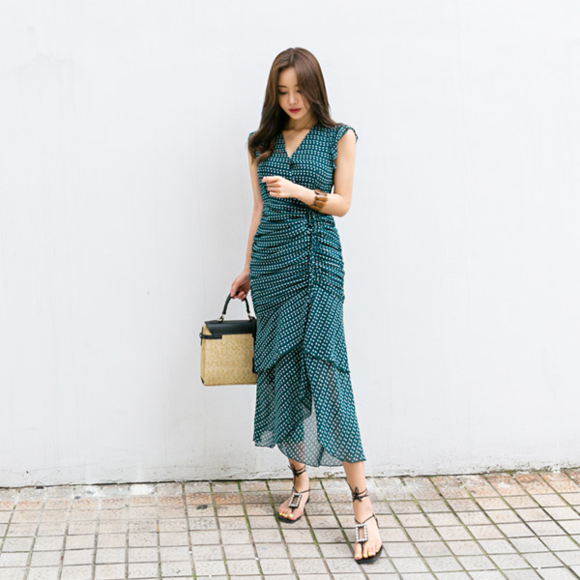 女神孙允珠，青花磨砂苔痕冰水晶玛瑙长裙