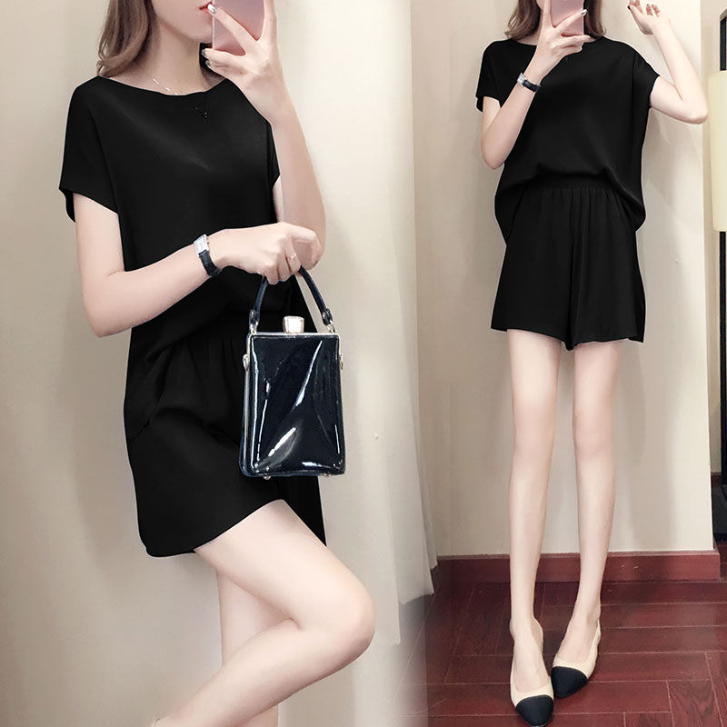 洋气女人夏季从不穿连衣裙,短裤套装+高跟鞋,走街上回头率爆表