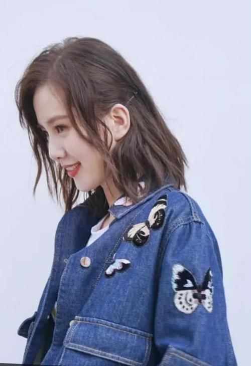 清纯@刘诗诗美翻了！牛仔外套＋半裙减龄又清纯，完全不像生过孩子