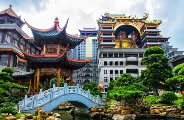 广西有个云天宫，主体楼有21层，内藏许多奇珍异宝