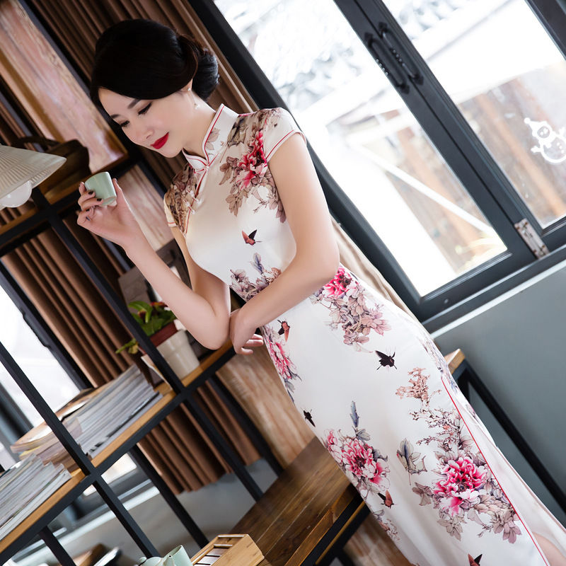 48岁老婆穿这种“改良旗袍”，其实优雅不失女人味，像个小仙女