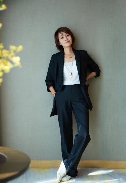 马伊琍亮相活动，穿吊带裙性感十足，但一头黄发却被嘲“非主流”