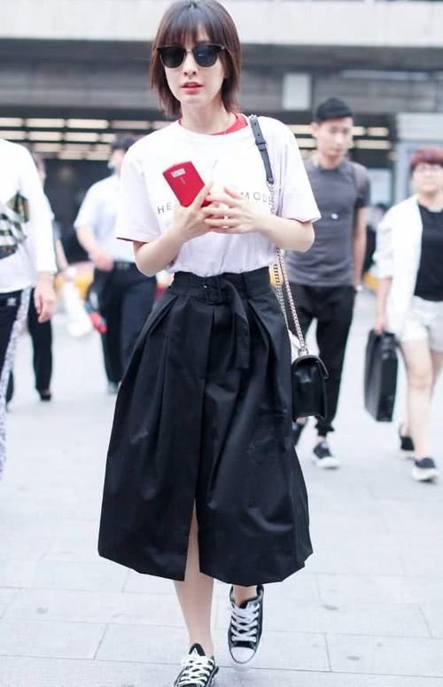 吴昕真会扬长避短!穿黑色裙遮住微粗的腿,非常时尚潮流