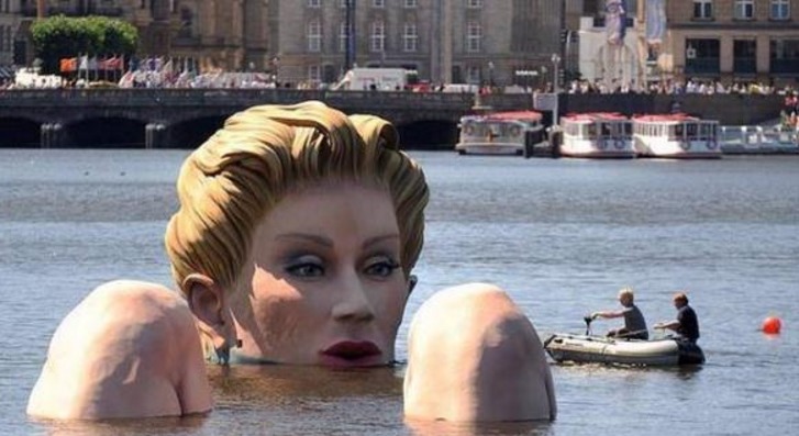 德国湖中突然出现巨型美人鱼，数百人看到又被撤回，是什么情况？