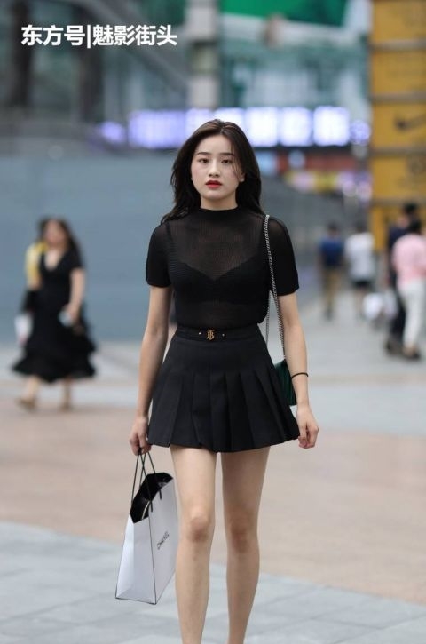  『女人』高跟凉鞋增高明显，和各种衣服都百搭，搭配裙子更是女人味十足