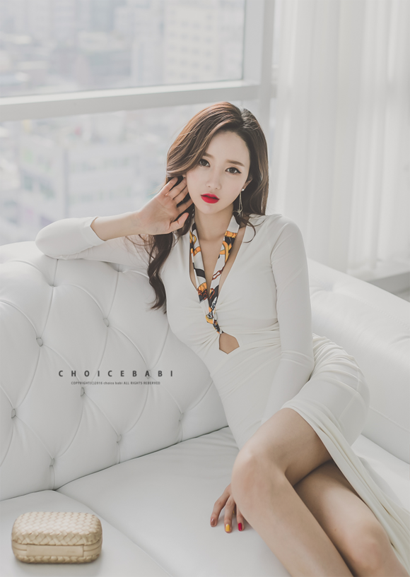 红唇美女李妍静紧身长裙完美曲线写真