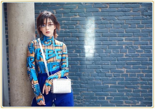 当阚清子与张雪迎同穿一件格子衫，才知道街拍和抓拍的差距有多大