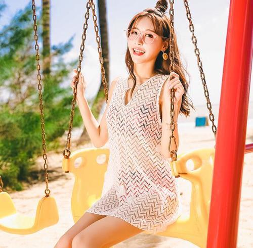 样貌清纯的泳衣美女，散发着少女的芬芳，清新又让人着迷！