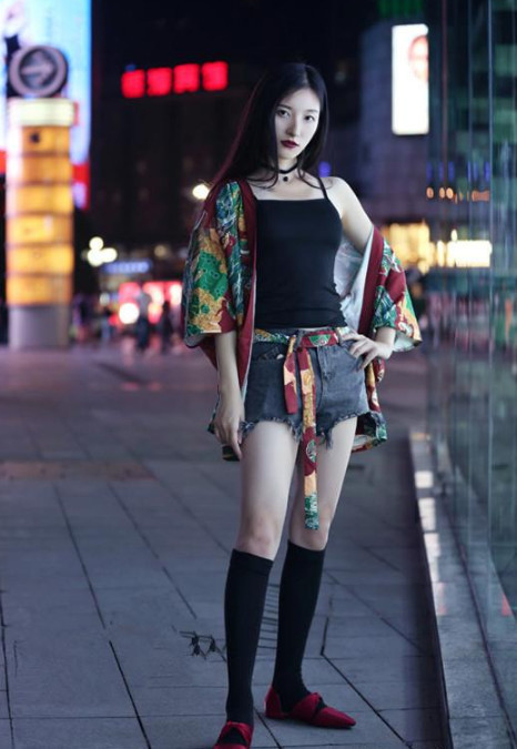 街拍:白皙靓丽性感的小姐姐,穿着看起来显瘦美感十足很有范!