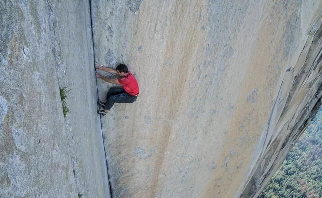 难度堪比登月!他徒手无保护爬上914米峭壁,恐高症患者最好别看