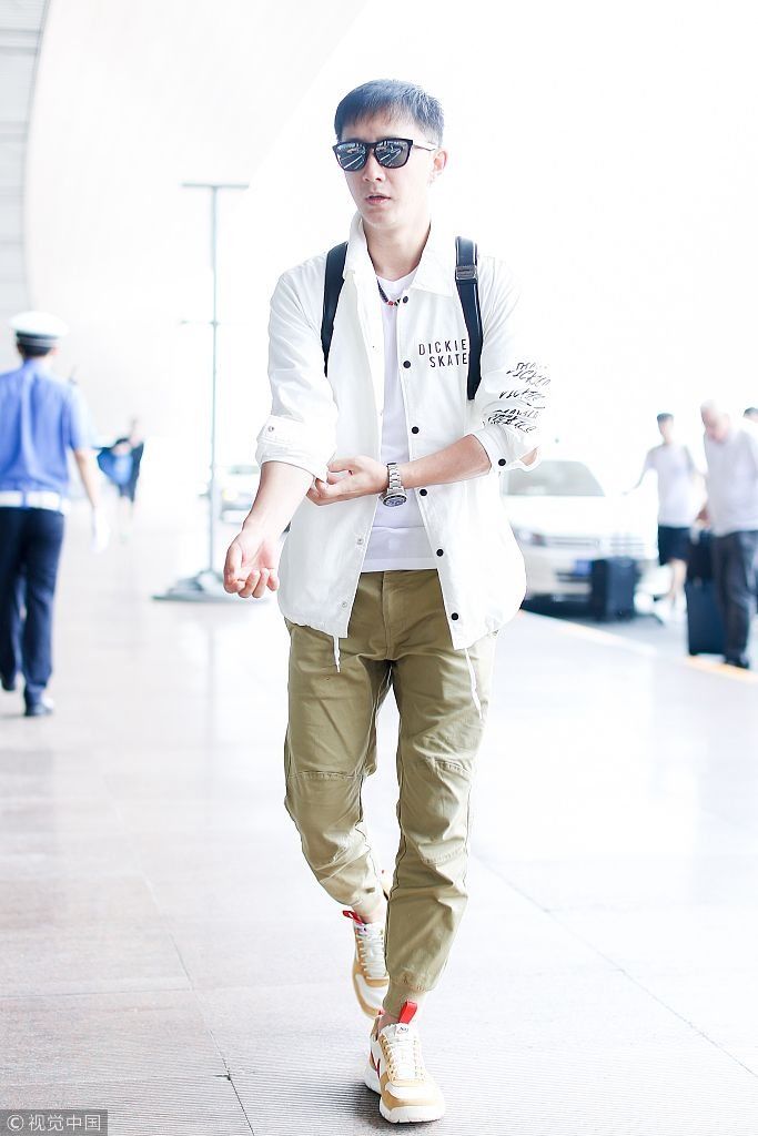 重回鲜肉时代！韩庚酷暑天穿长衣长裤扮潮 边走边卷袖子帅炸天